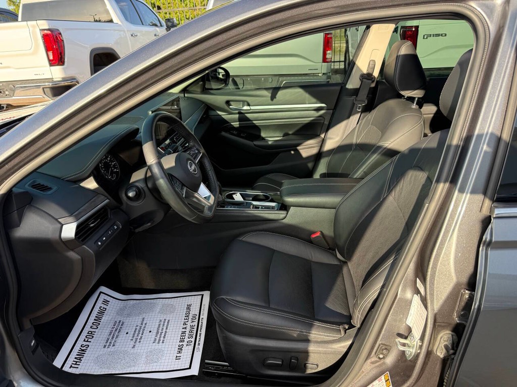 Nissan Altima Vehicle Full-screen Gallery Image 07