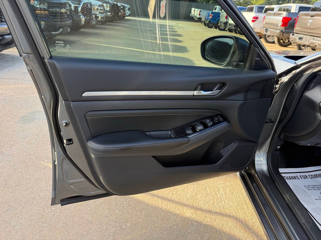 Nissan Altima Vehicle Full-screen Gallery Image 08