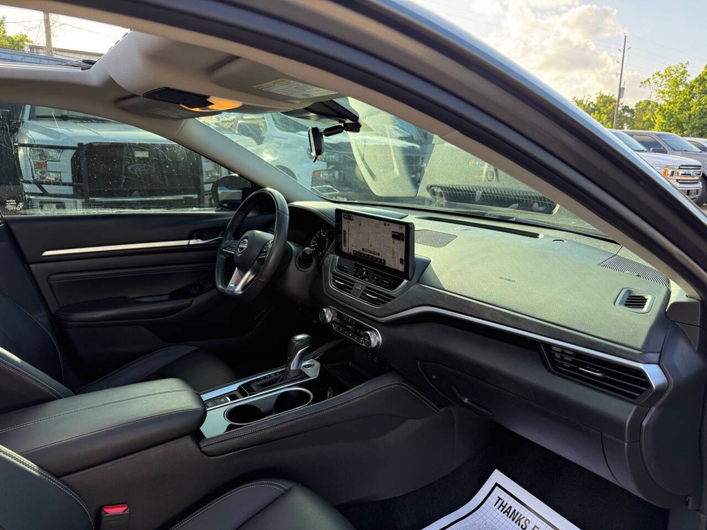 Nissan Altima Vehicle Full-screen Gallery Image 09