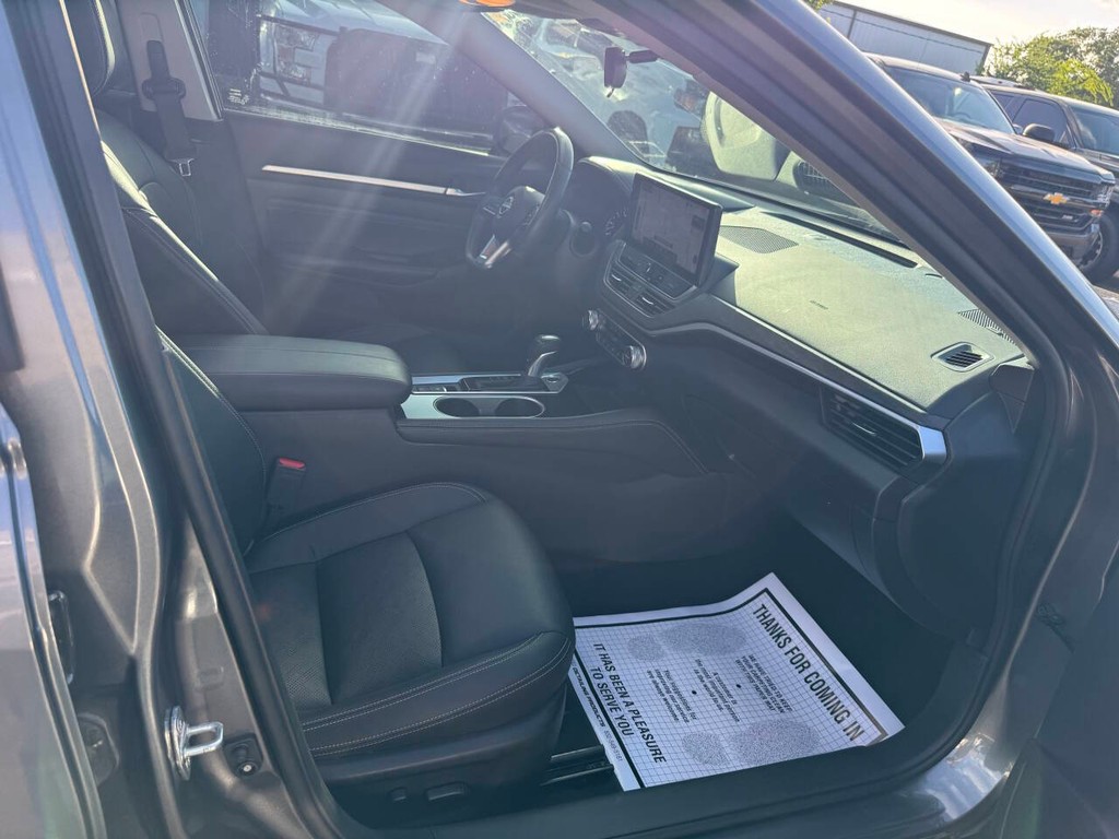 Nissan Altima Vehicle Full-screen Gallery Image 10