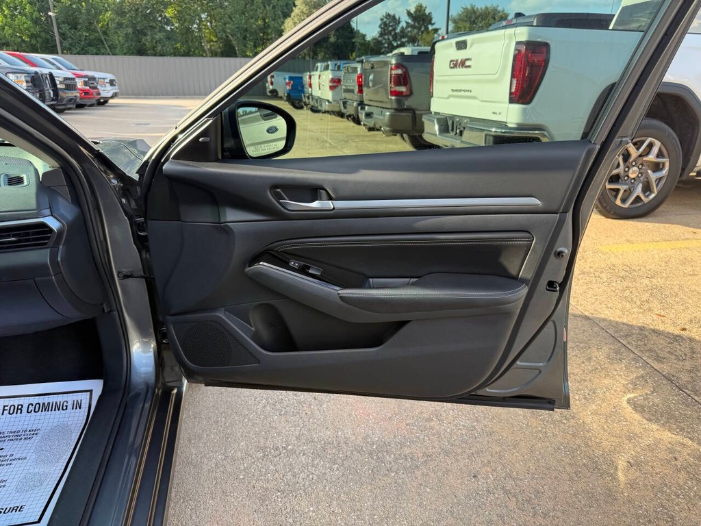 Nissan Altima Vehicle Full-screen Gallery Image 11