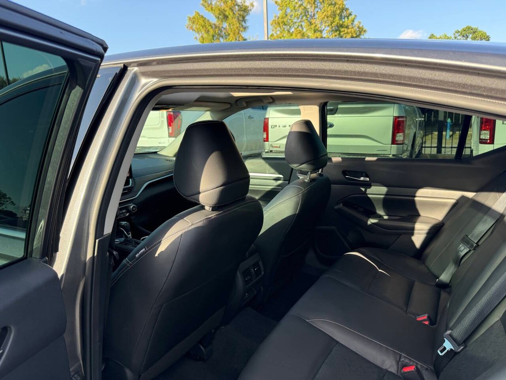 Nissan Altima Vehicle Full-screen Gallery Image 12