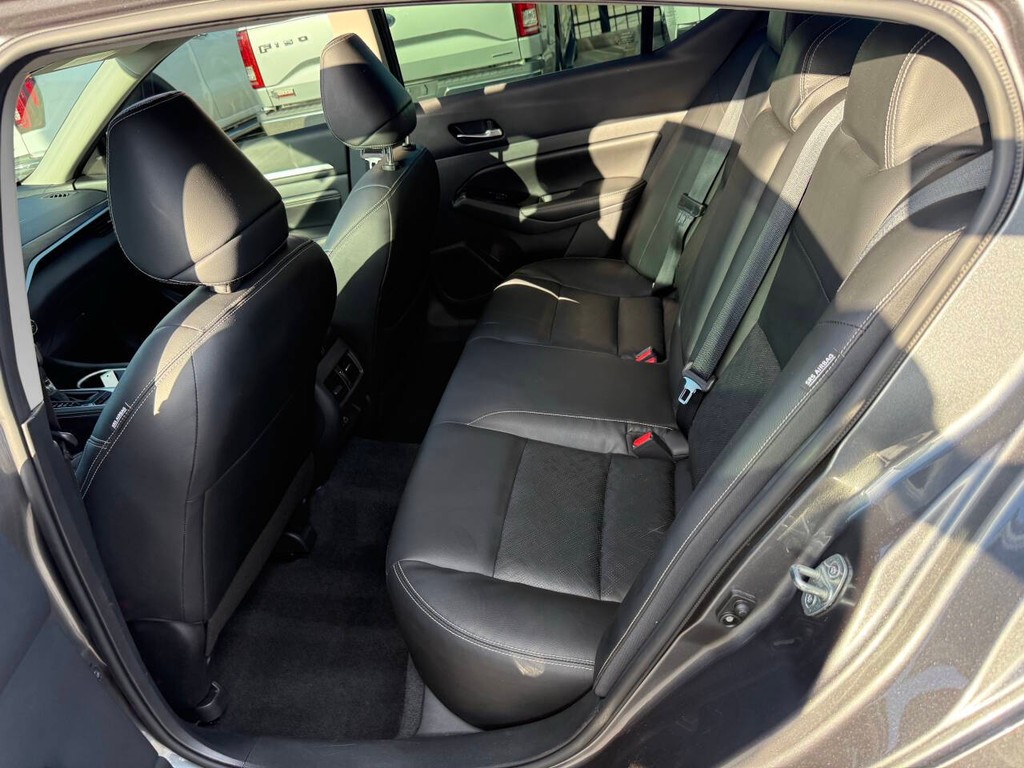Nissan Altima Vehicle Full-screen Gallery Image 13