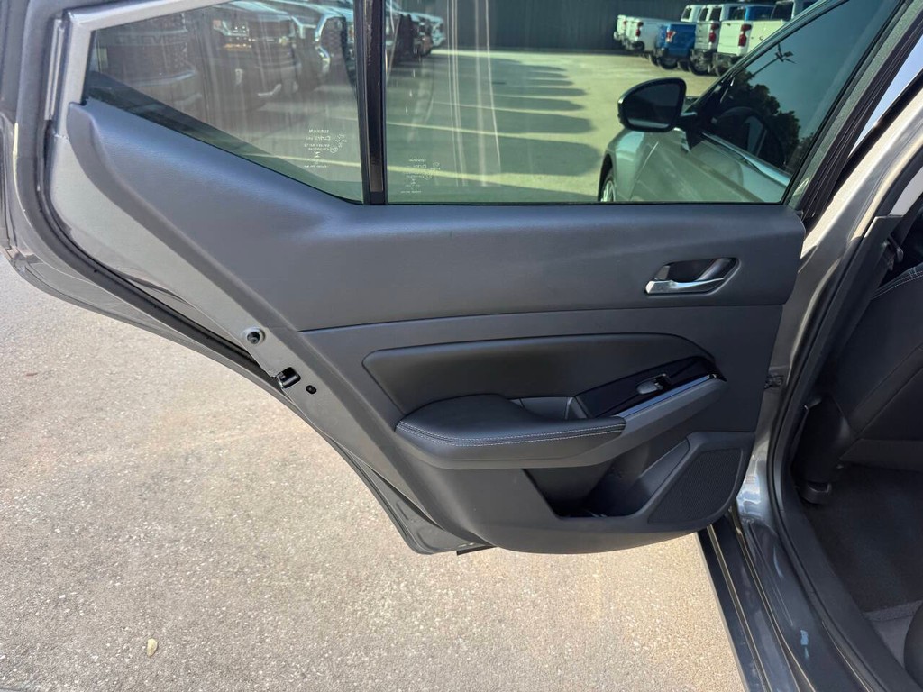 Nissan Altima Vehicle Full-screen Gallery Image 14