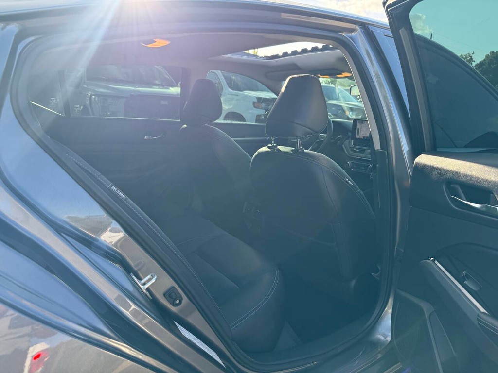 Nissan Altima Vehicle Full-screen Gallery Image 15