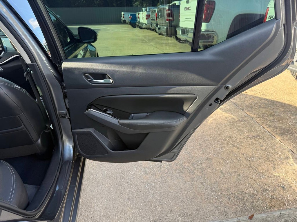 Nissan Altima Vehicle Full-screen Gallery Image 16