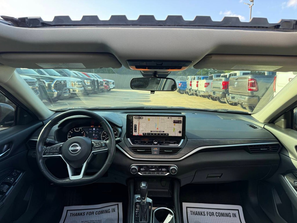 Nissan Altima Vehicle Full-screen Gallery Image 17
