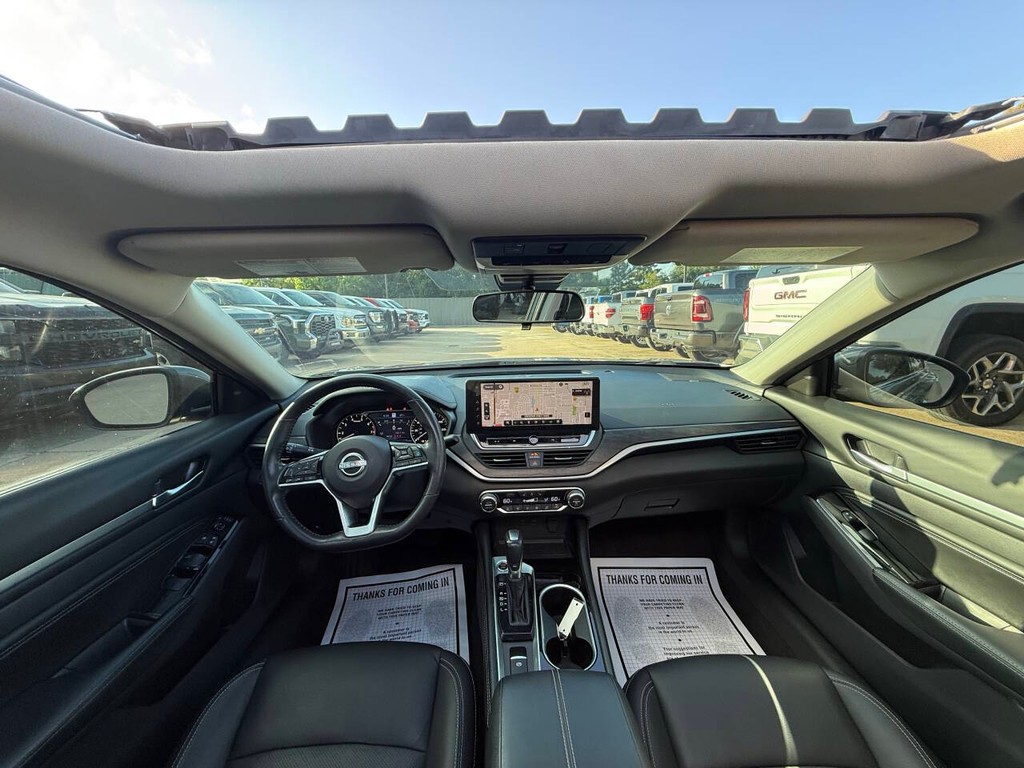 Nissan Altima Vehicle Full-screen Gallery Image 18