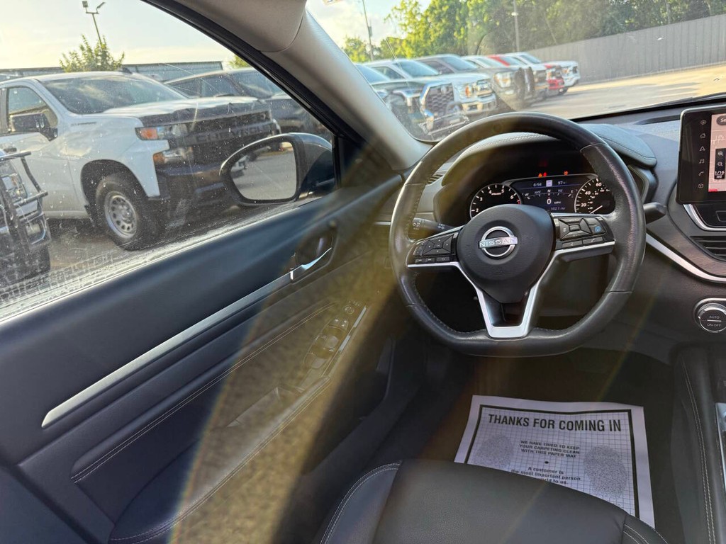 Nissan Altima Vehicle Full-screen Gallery Image 19