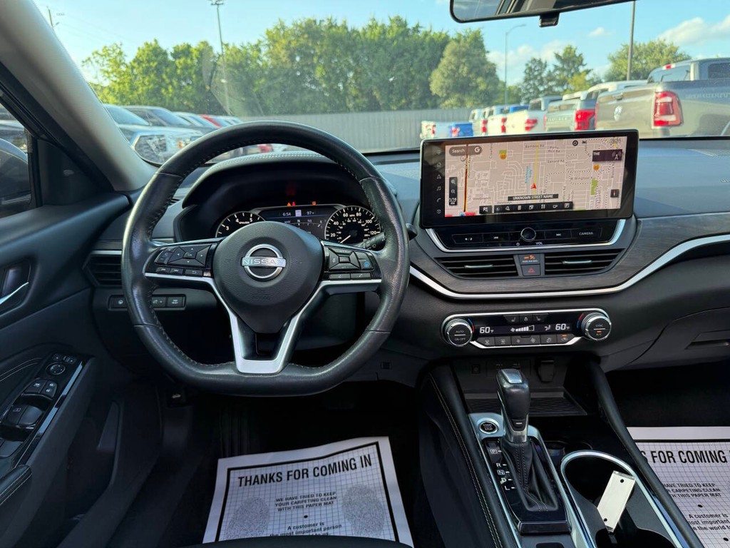 Nissan Altima Vehicle Full-screen Gallery Image 21