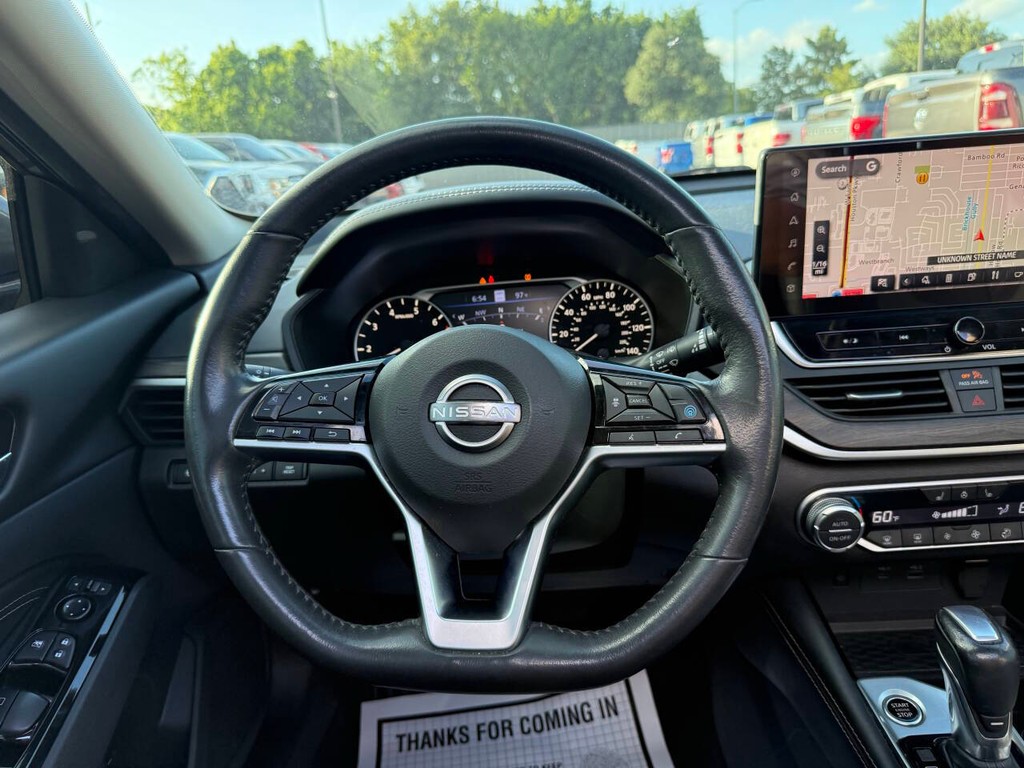 Nissan Altima Vehicle Full-screen Gallery Image 22