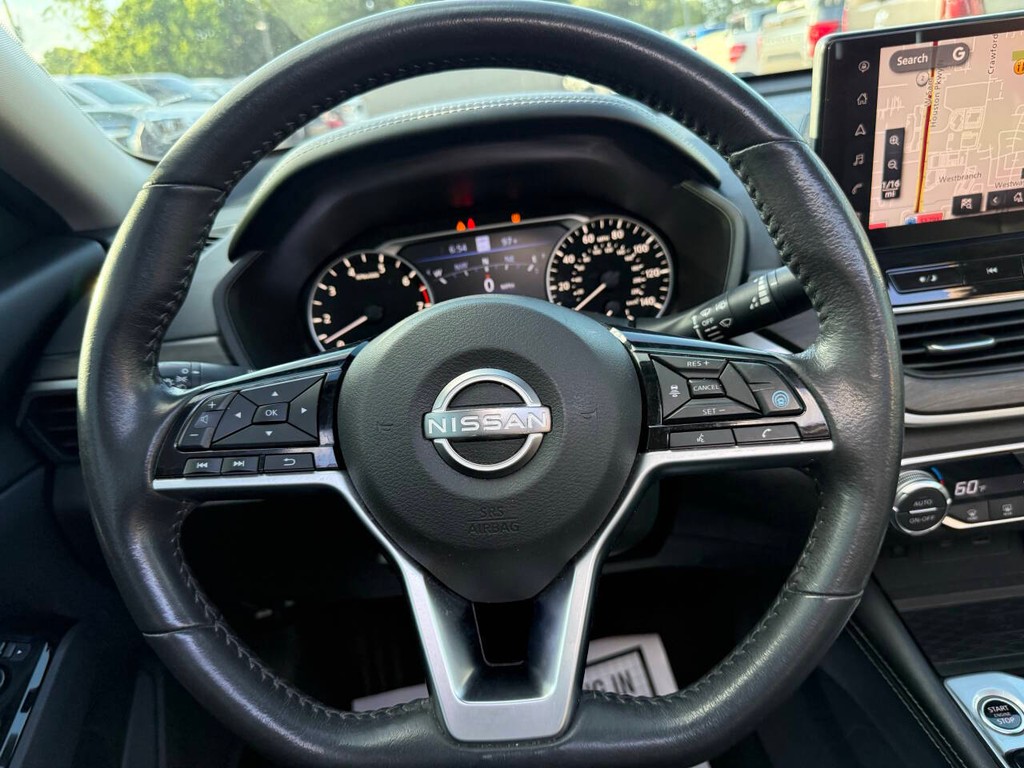 Nissan Altima Vehicle Full-screen Gallery Image 23