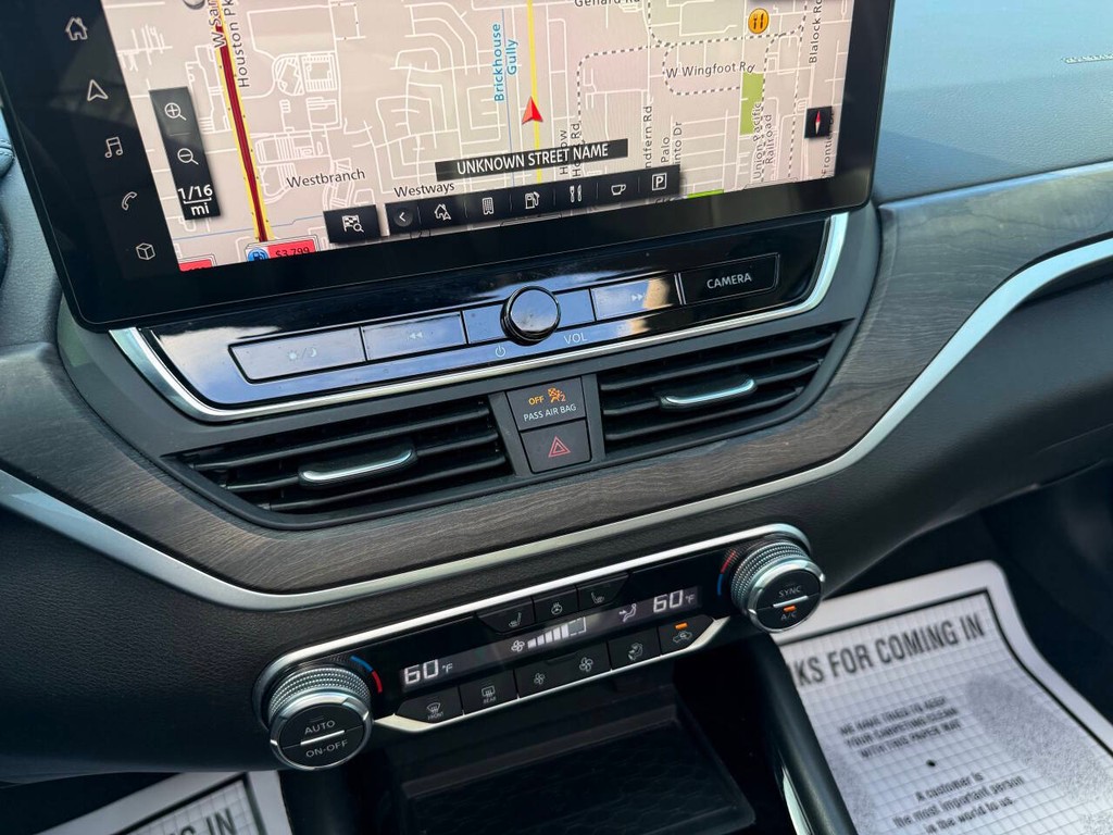 Nissan Altima Vehicle Full-screen Gallery Image 25