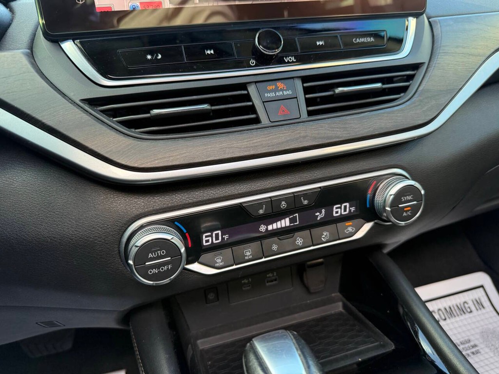 Nissan Altima Vehicle Full-screen Gallery Image 27