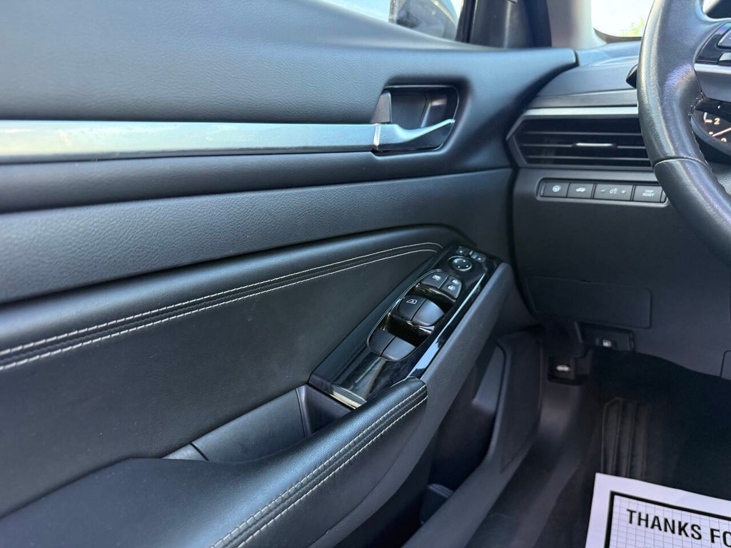 Nissan Altima Vehicle Full-screen Gallery Image 29