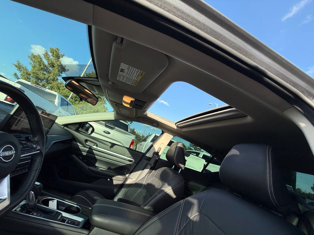 Nissan Altima Vehicle Full-screen Gallery Image 30
