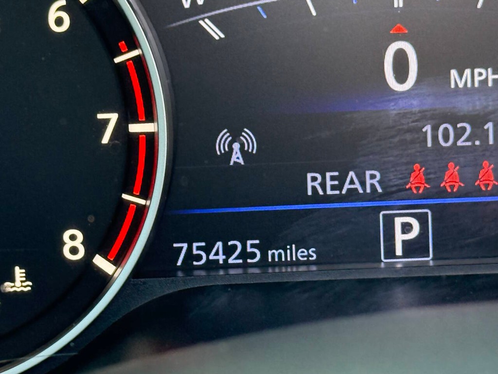 Nissan Altima Vehicle Full-screen Gallery Image 32