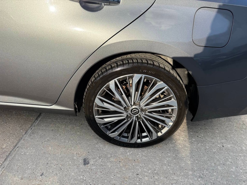 Nissan Altima Vehicle Full-screen Gallery Image 35