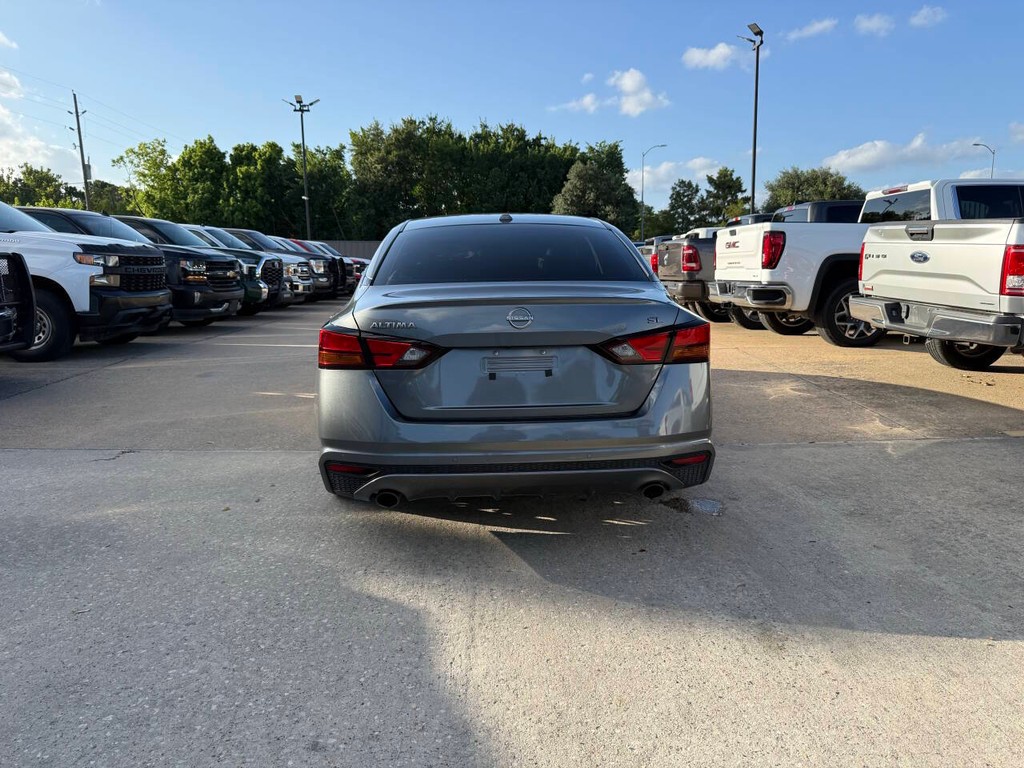 Nissan Altima Vehicle Full-screen Gallery Image 37