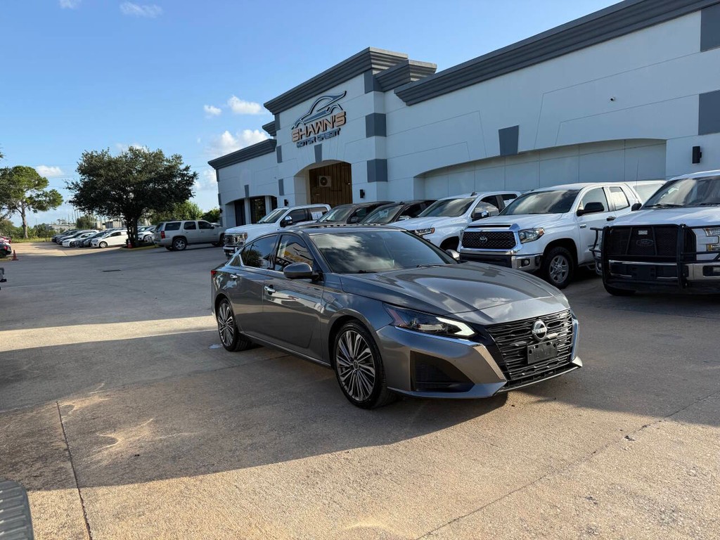 Nissan Altima Vehicle Full-screen Gallery Image 40