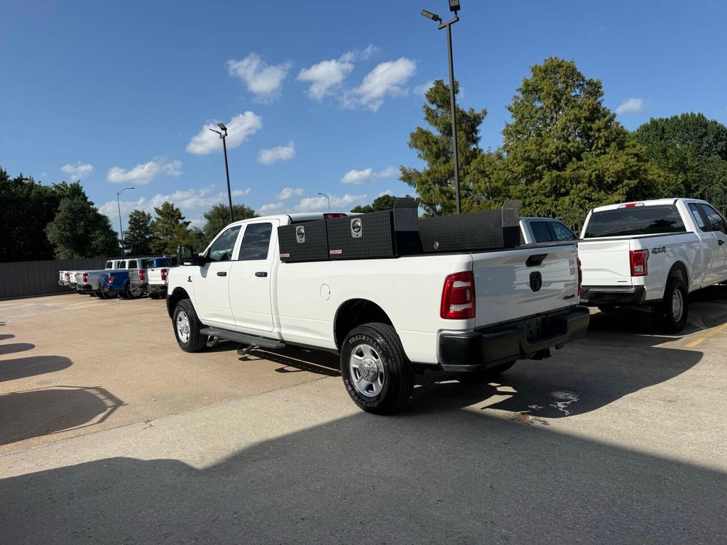 Ram 3500 Vehicle Full-screen Gallery Image 04