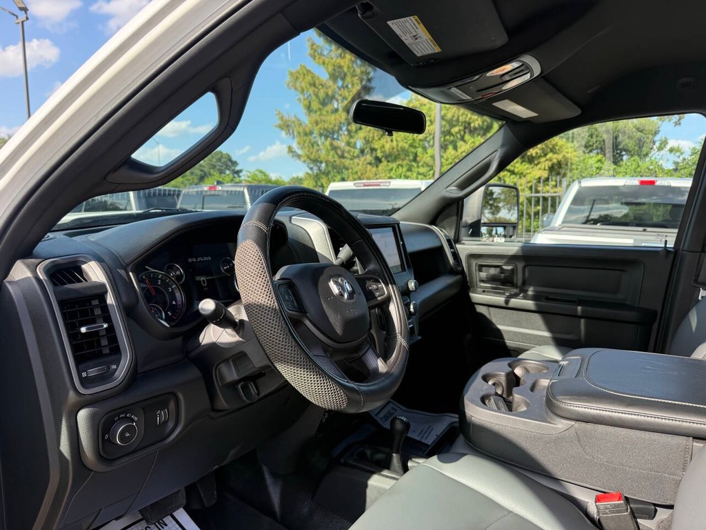 Ram 3500 Vehicle Full-screen Gallery Image 06