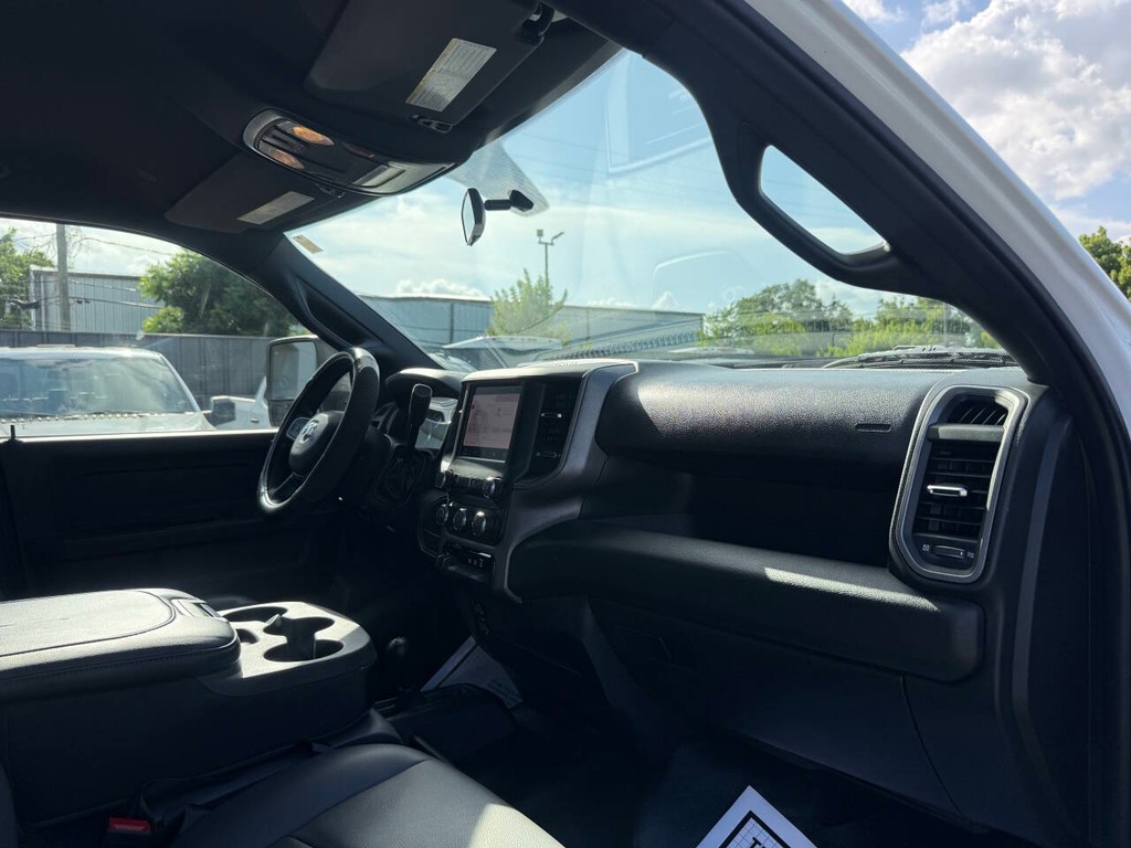 Ram 3500 Vehicle Full-screen Gallery Image 09