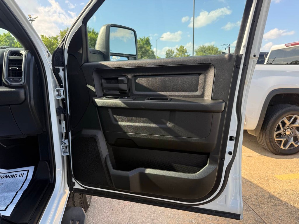 Ram 3500 Vehicle Full-screen Gallery Image 11