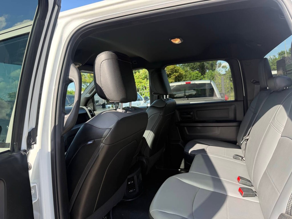 Ram 3500 Vehicle Full-screen Gallery Image 12
