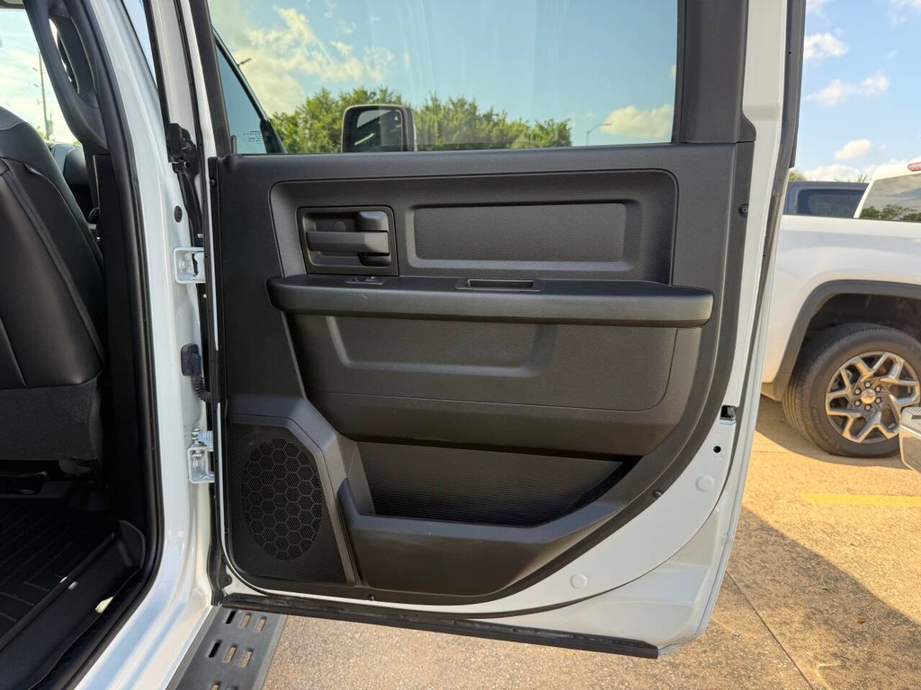 Ram 3500 Vehicle Full-screen Gallery Image 16