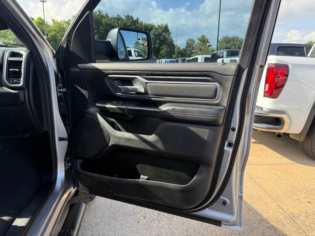 Ram 1500 Vehicle Full-screen Gallery Image 12