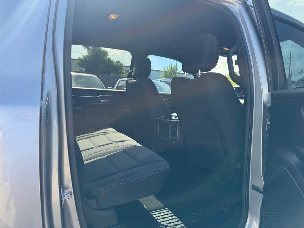 Ram 1500 Vehicle Full-screen Gallery Image 16