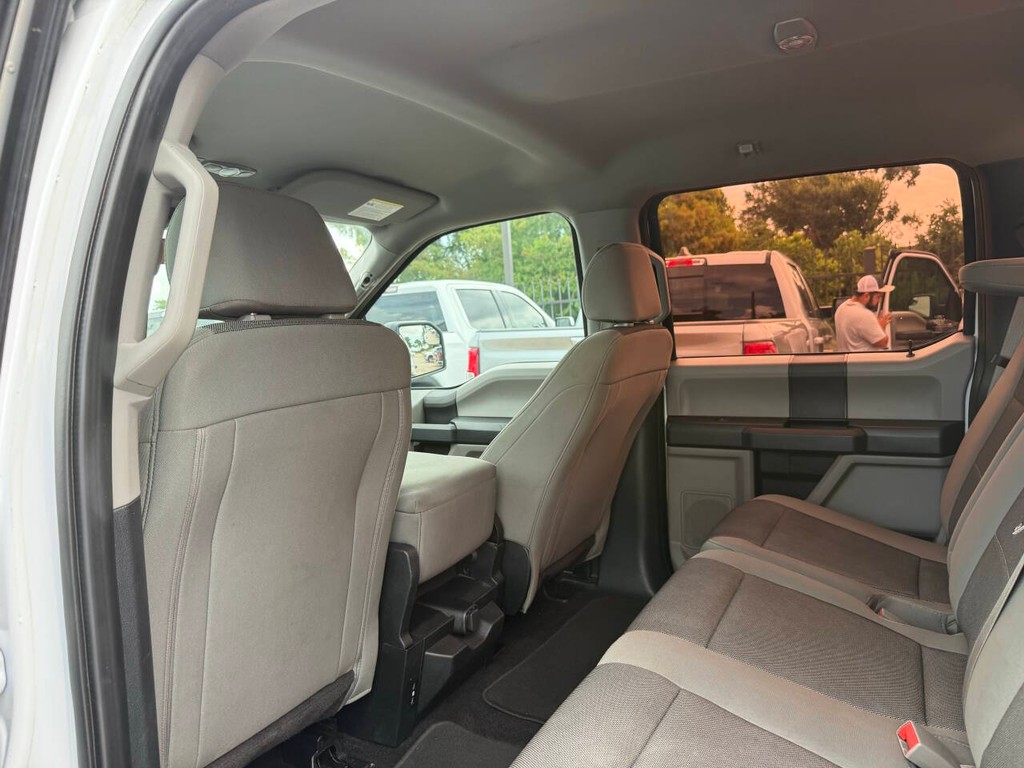 Ford F-150 Vehicle Full-screen Gallery Image 12