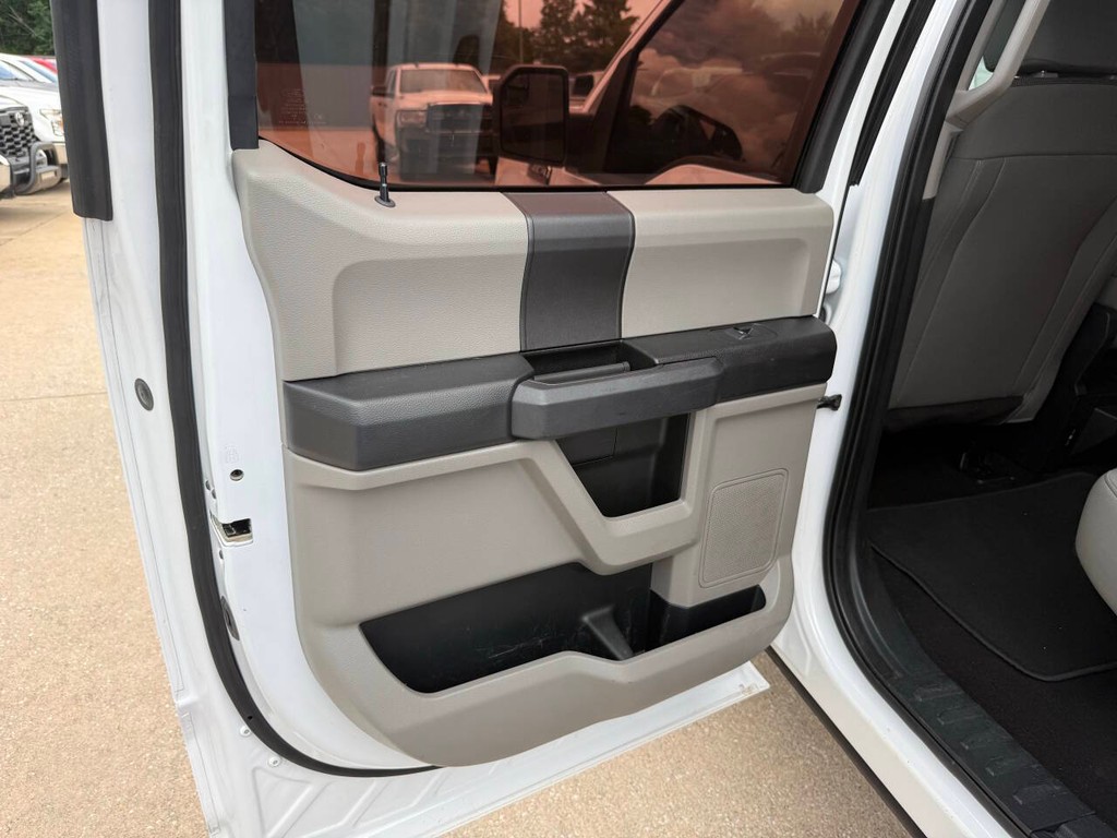 Ford F-150 Vehicle Full-screen Gallery Image 14