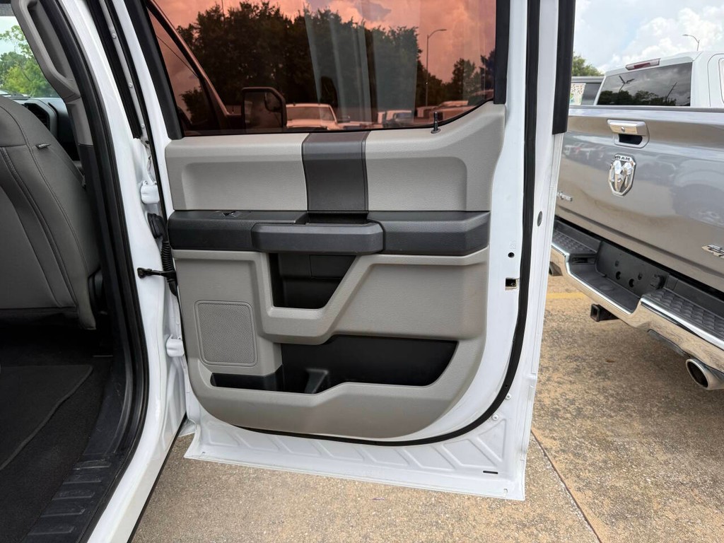 Ford F-150 Vehicle Full-screen Gallery Image 16
