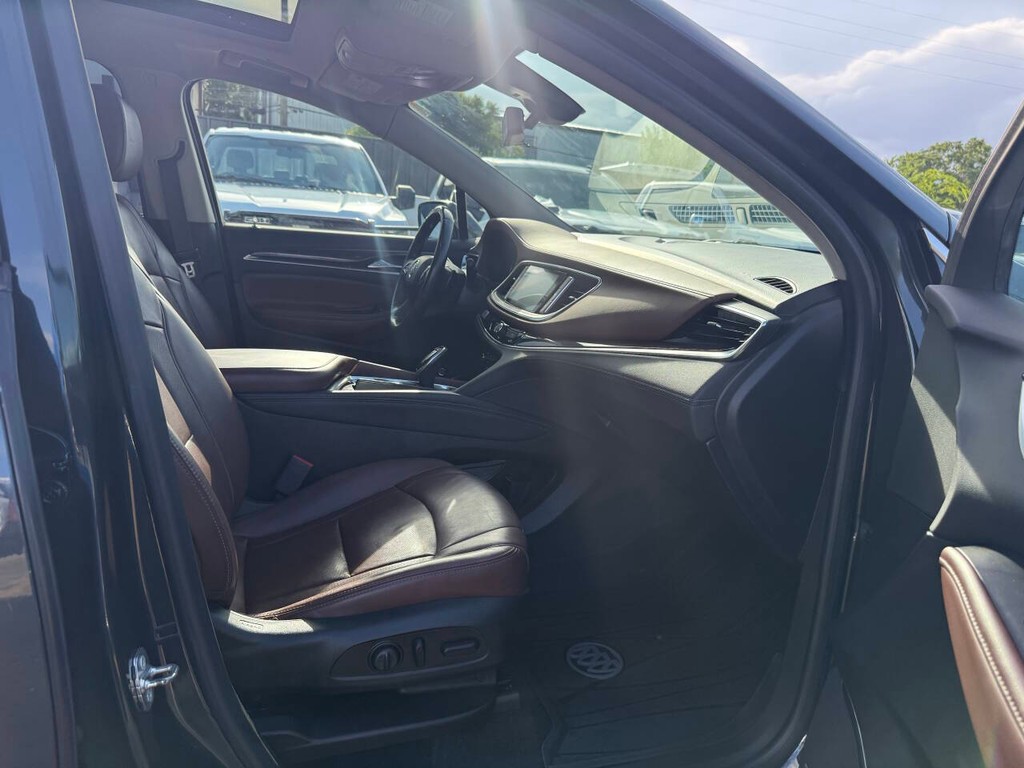 Buick Enclave Vehicle Full-screen Gallery Image 10