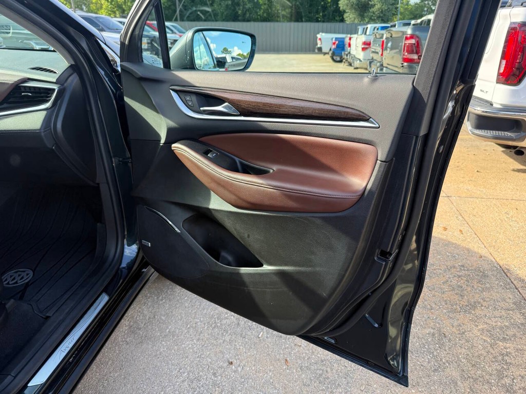 Buick Enclave Vehicle Full-screen Gallery Image 11
