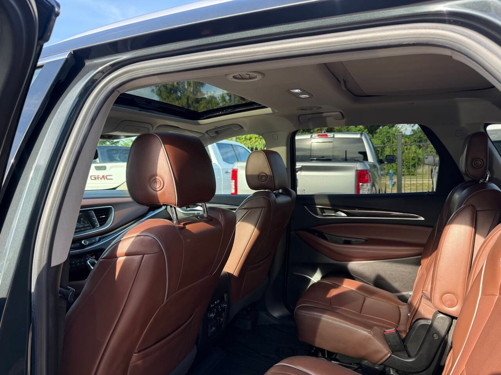 Buick Enclave Vehicle Full-screen Gallery Image 12