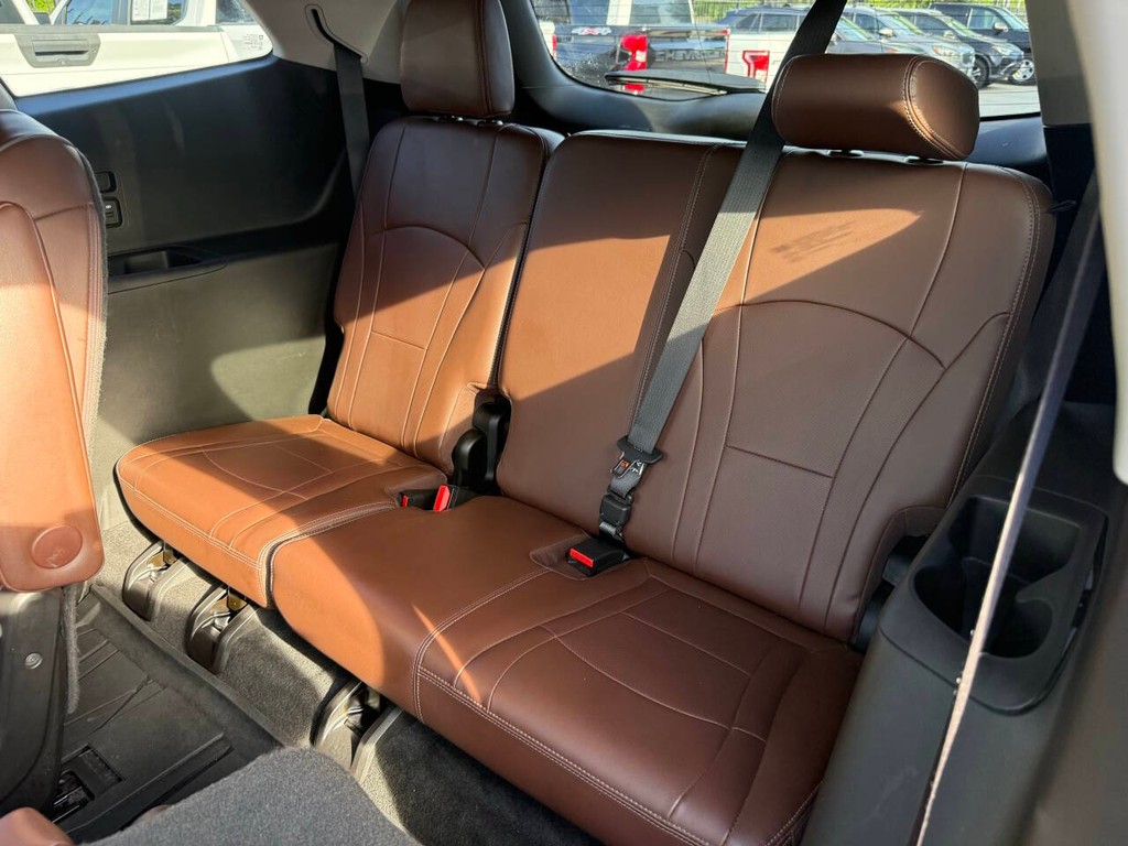 Buick Enclave Vehicle Full-screen Gallery Image 14