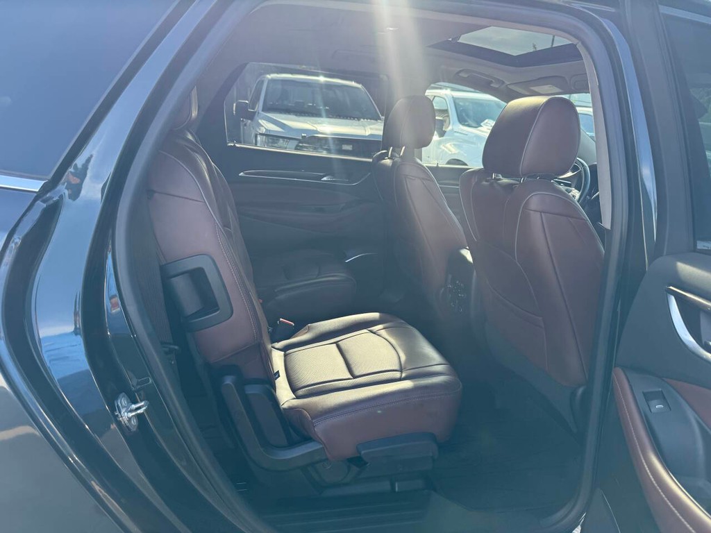 Buick Enclave Vehicle Full-screen Gallery Image 16