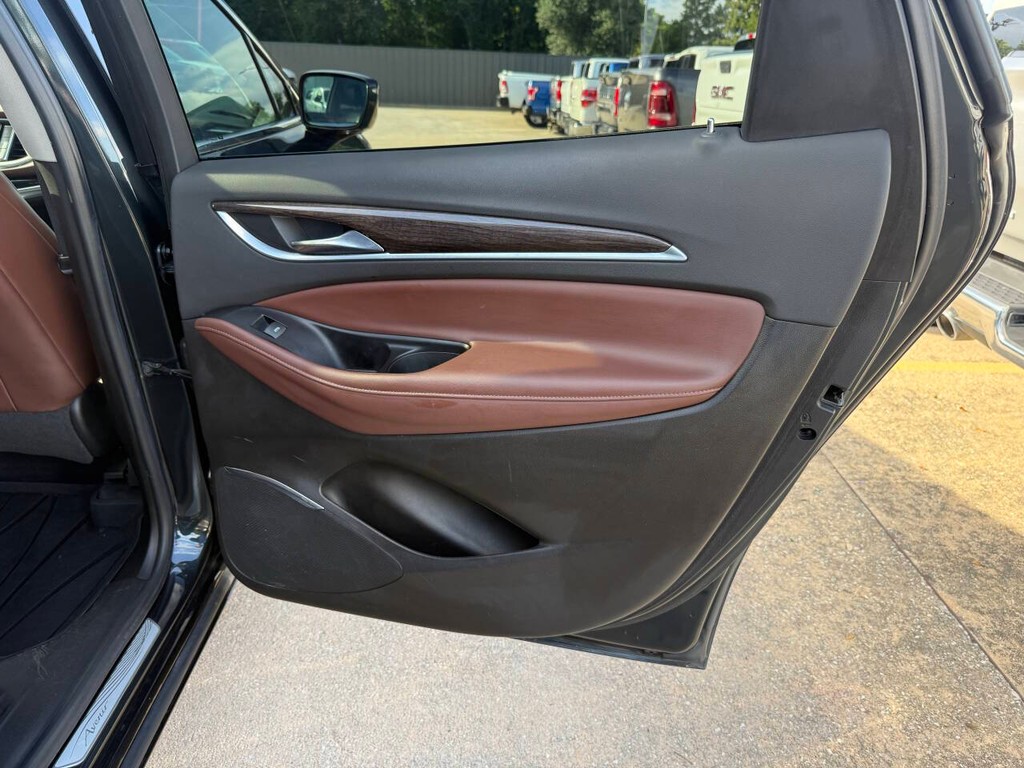 Buick Enclave Vehicle Full-screen Gallery Image 18