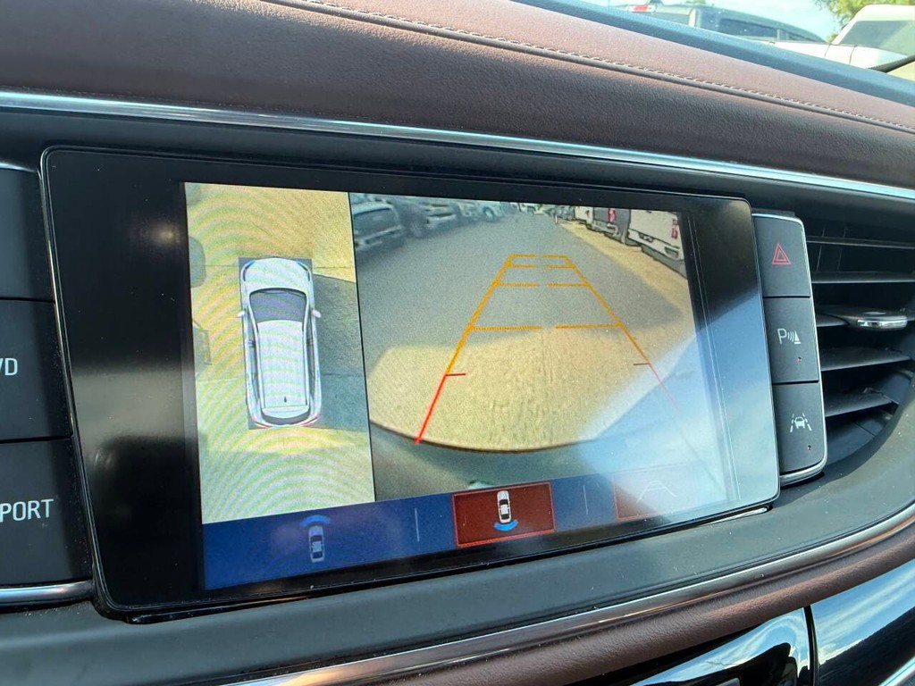 Buick Enclave Vehicle Full-screen Gallery Image 28