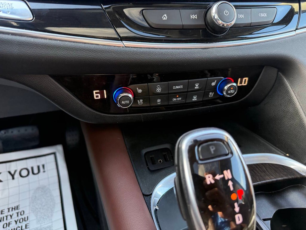 Buick Enclave Vehicle Full-screen Gallery Image 30