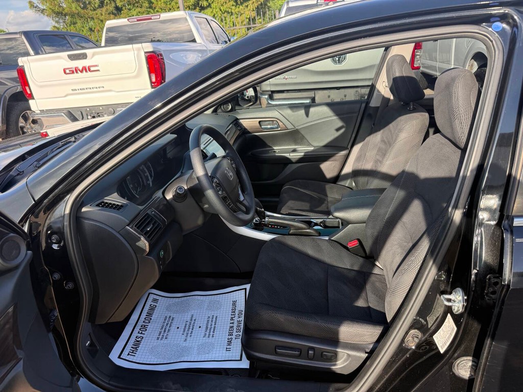 Honda Accord Sedan Vehicle Full-screen Gallery Image 07
