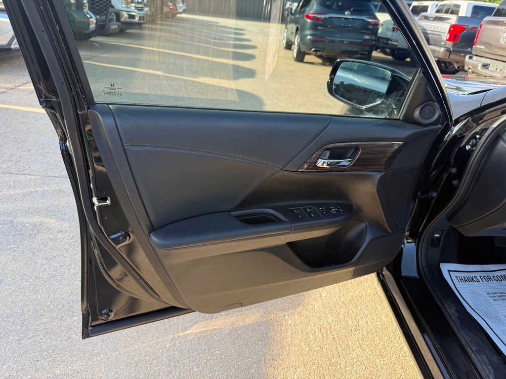 Honda Accord Sedan Vehicle Full-screen Gallery Image 08