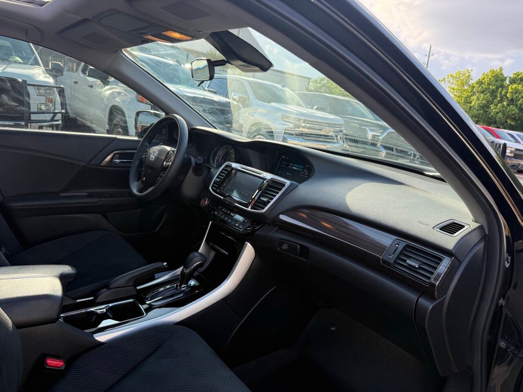 Honda Accord Sedan Vehicle Full-screen Gallery Image 09