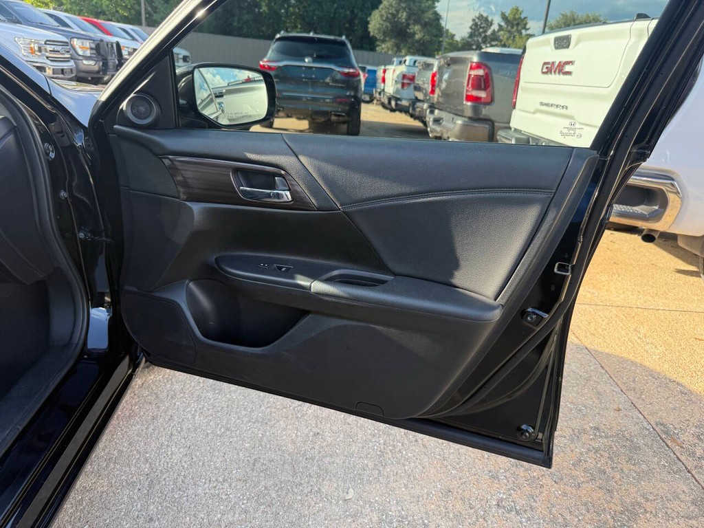 Honda Accord Sedan Vehicle Full-screen Gallery Image 11