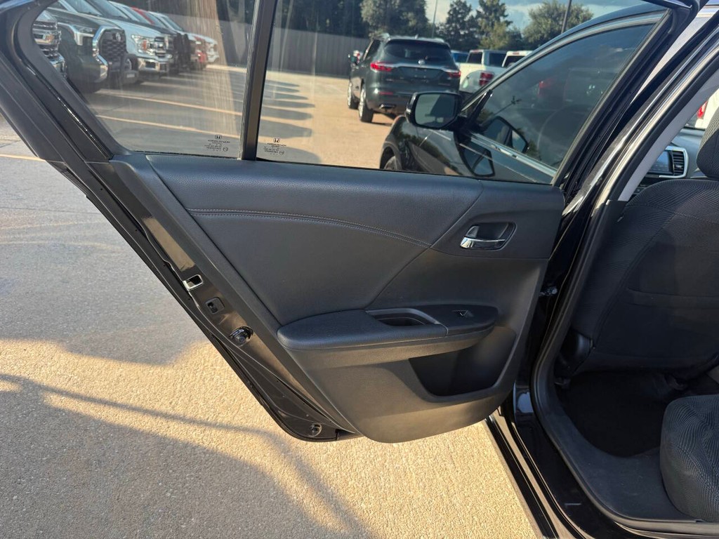 Honda Accord Sedan Vehicle Full-screen Gallery Image 14