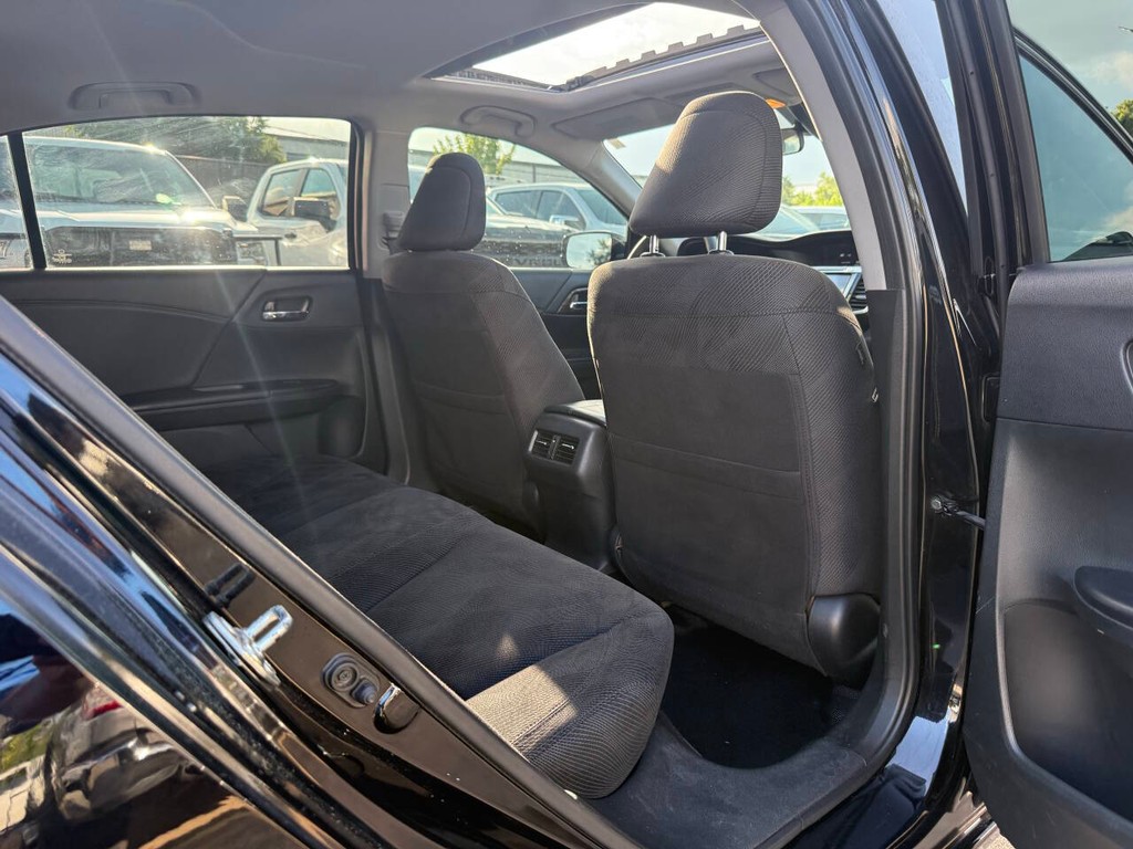 Honda Accord Sedan Vehicle Full-screen Gallery Image 15