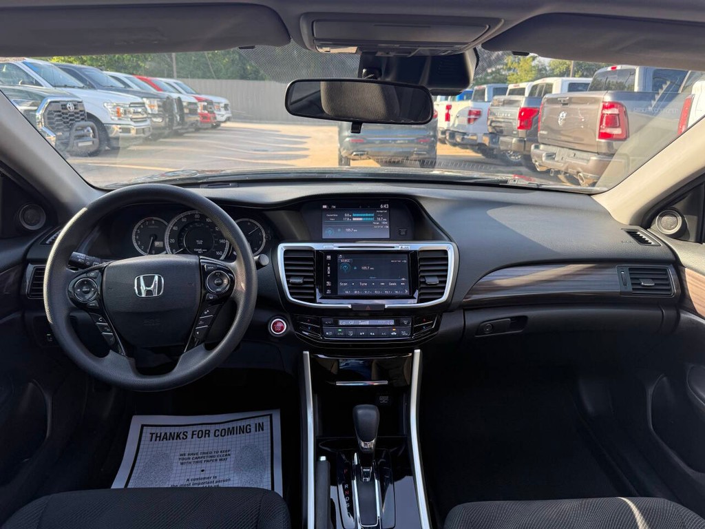 Honda Accord Sedan Vehicle Full-screen Gallery Image 17